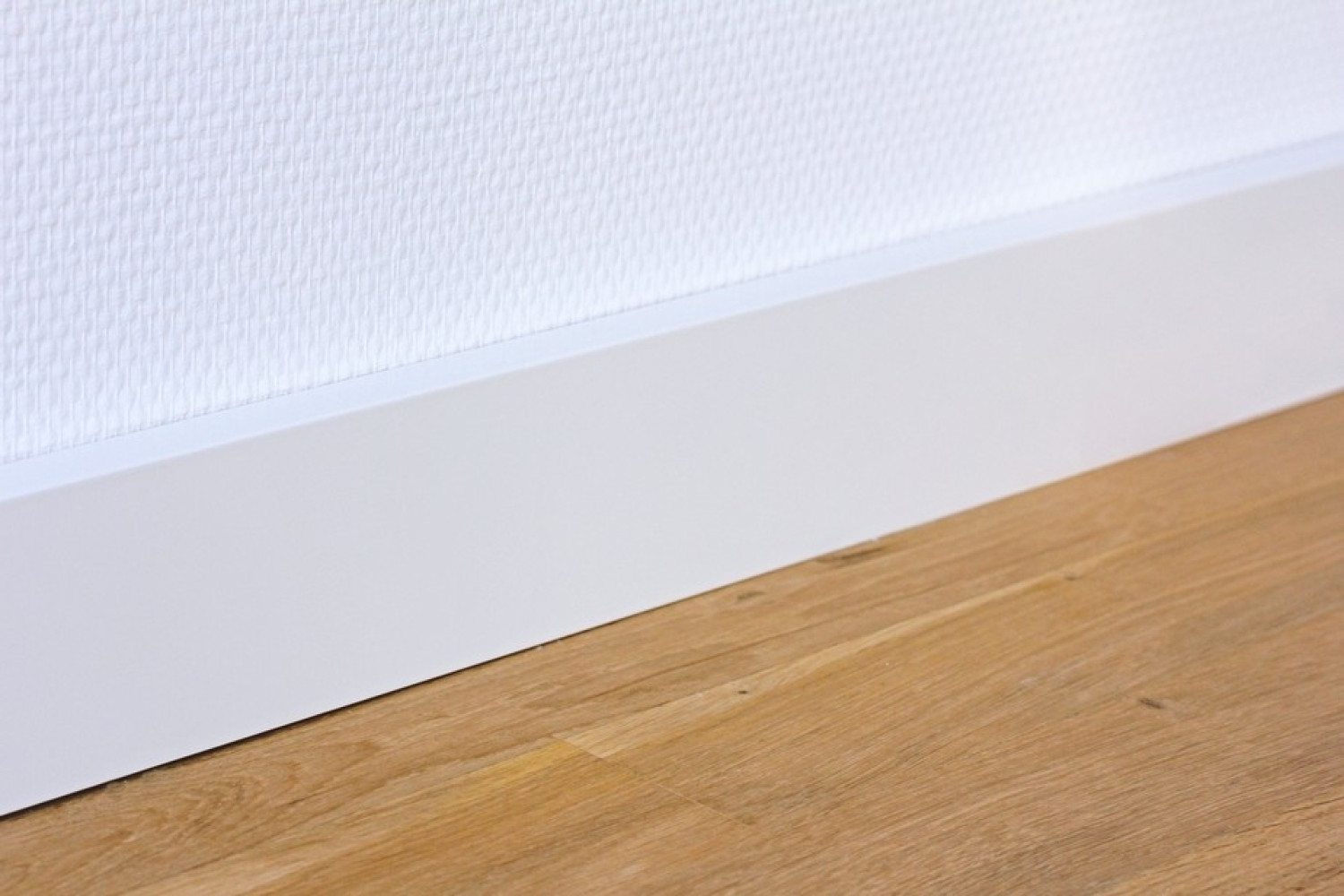 Wandansicht von Sockelleiste 18 x 80 x 2400 mm Massivholz weiß lackiert eckig/gefast Clip-Nut Milieu