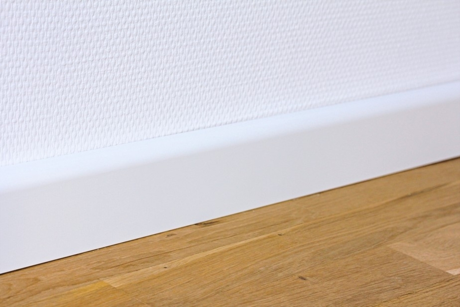 Wandansicht von Sockelleiste 18 x 76 x 2400 mm Massivholz rund weiß lackiert Clip-Nut Milieu