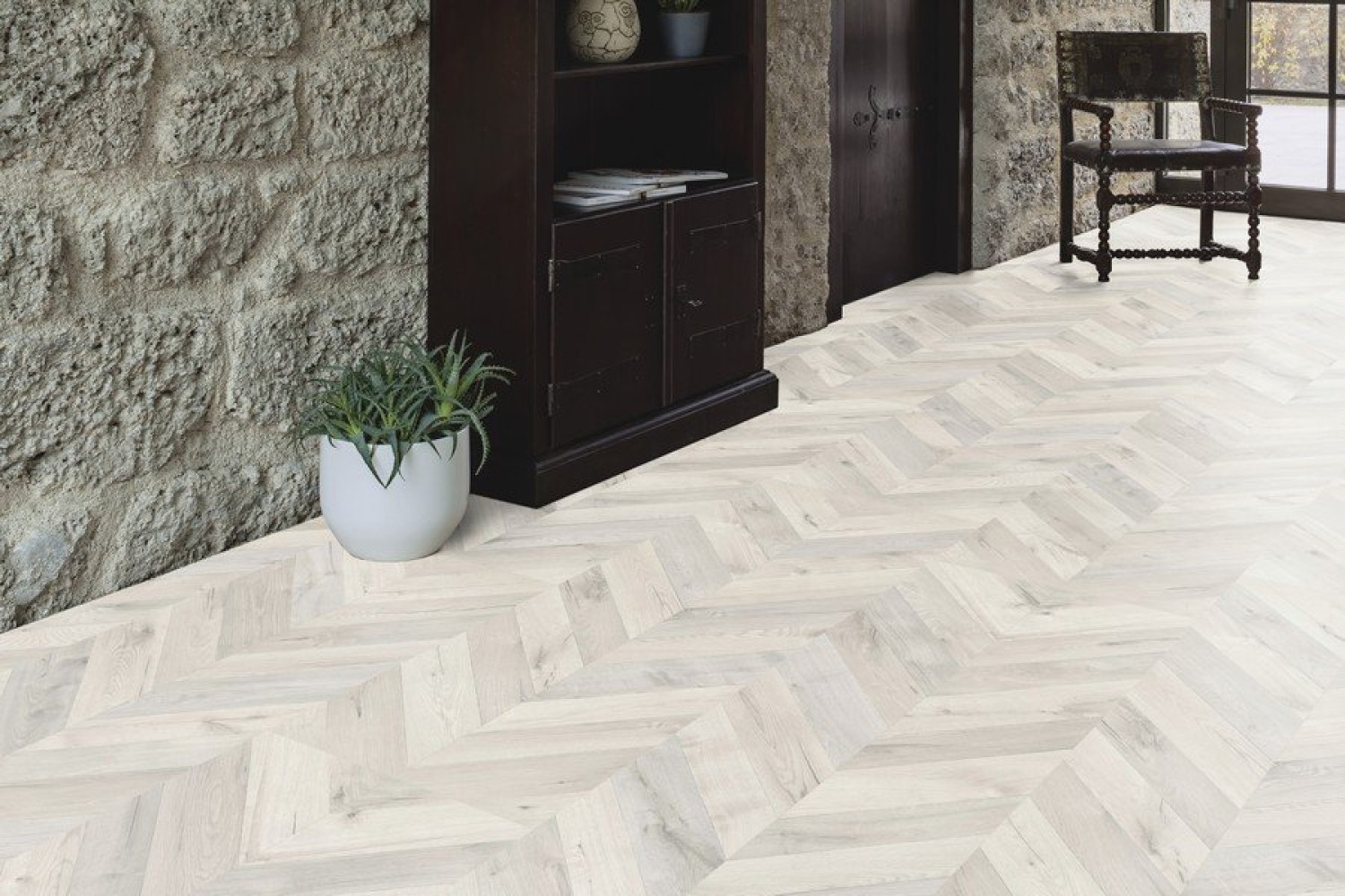 Ansicht von KAINDL Laminat Eiche FORTRESS ALNWIG Natural Touch 8.0 Breitdiele FISHbone Bild 1
