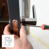 Stumpfeinschlagende Feuchtraumtür mit Holz-Zarge - Montage