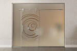 Frontbild von Lira Motiv klar Glasschiebetür mit zwei festen Seitenteilen und Oberlicht DORMA MANET Variante 1 - Erkelenz