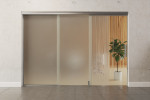Frontansicht von Linie 1 Motiv matt 2-flg. Glasschiebetür voreinander auf ein Seitenteil fahrend DORMA MUTO Teleskop Variante 2 - Erkelenz