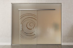 Frontansicht von Lira Motiv klar Glasschiebetür mit zwei festen Seitenteilen und Oberlicht DORMA MUTO Variante 1 - Erkelenz