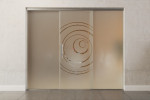 Frontansicht von Lira Motiv klar Glasschiebetür mit zwei festen Seitenteilen Sigma Flexible Variante 2 - Erkelenz