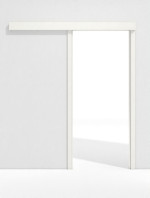 Frontansicht von GARANT Schiebetürsystem vor der Wand laufend Authentic Bianco CePaL