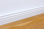 Sockelleiste 18 x 58 x 2400 mm Massivholz weiß lackiert Altdeutsch 58 Clip-Nut Milieu