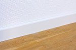 Sockelleiste 10 x 58 x 2400 mm Massivholz rund weiß lackiert Milieu