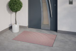 Milieubild Hauseingang mit Topfpflanze und grauen Fliesen von Aluprofilmatte ROYAL Safe R03V braun - Entrada