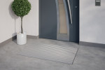 Milieubild Hauseingang mit Topfpflanze und grauen Fliesen von Aluprofilmatte ROYAL Safe R02V grau - Entrada