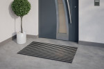 Milieubild Hauseingang mit Topfpflanze und grauen Fliesen von Aluprofilmatte ROYAL Safe R01V schwarz - Entrada