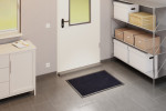 Milieubild Garage mit Metallschrank und Kommode mit Fußmatte ColourLine 858 blau 60 x 85 cm - Entrada