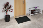 Milieubild Hausflur mit Pflanze und Schuhregal mit Fußmatte ColourLine 047 dunkelgrau 60 x 85 cm - Entrada