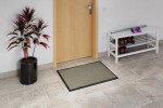 Milieubild Hausflur mit Pflanze und Schuhregal mit Fußmatte ColourLine 014 hellgrau 60 x 85 cm - Entrada
