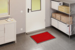 Milieubild Garage mit Metallschrank und Kommode mit Fußmatte ColourLine 040 hellrot 60 x 85 cm - Entrada