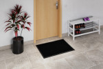 Milieubild Hausflur mit Pflanze und Schuhregal mit Fußmatte ColourLine 875 schwarz 60 x 85 cm - Entrada