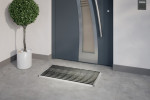 Milieubild Hauseingang mit Topfpflanze und grauen Fliesen von Schuhabtreter HOME Brush BL01 schwarz 90 x 50 cm - Entrada