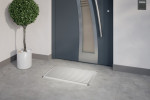 Milieubild Hauseingang mit Topfpflanze und grauen Fliesen von Schuhabtreter HOME Safe R02V grau 75 x 50 cm - Entrada