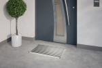 Milieubild Hauseingang mit Topfpflanze und grauen Fliesen von Schuhabtreter HOME Safe R01V schwarz 75 x 50 cm - Entrada