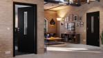 Main-Milieuansicht von Schwarz RAL 9005 LA 4 mittig Mattlack Basic Innentür - Huga