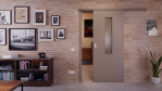 Front-Milieuansicht von der vor der Wand laufenden Schiebetür Taupe RAL 7048 Lack LA 4 mittig Basic - Huga