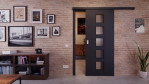 Front-Milieuansicht von der vor der Wand laufenden Schiebetür Anthrazit RAL 7016 Lack LA 5 Basic - Huga