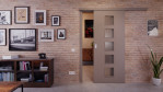 Front-Milieuansicht von der vor der Wand laufenden Schiebetür Taupe RAL 7048 Lack LA 5 Basic - Huga