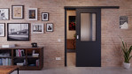 Front-Milieuansicht von der vor der Wand laufenden Schiebetür Anthrazit RAL 7016 Lack LA 7 Basic - Huga