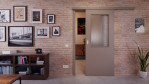 Front-Milieuansicht von der vor der Wand laufenden Schiebetür Taupe RAL 7048 Lack LA 7 Basic - Huga