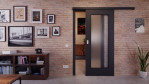 Front-Milieuansicht von der vor der Wand laufenden Schiebetür Anthrazit RAL 7016 Lack LA 8 Basic - Huga