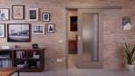 Front-Milieuansicht von der vor der Wand laufenden Schiebetür Taupe RAL 7048 Lack LA 8 Basic - Huga
