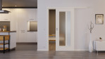Front-Milieuansicht der vor der Wand laufenden Weiß ähnlich RAL 9010 LA 8 Basic Lack Schiebetür - Huga
