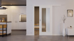 Front-Milieuansicht der vor der Wand laufenden Weiß ähnlich RAL 9016 LA 8 Basic Lack Schiebetür - Huga