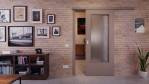 Front-Milieuansicht von der vor der Wand laufenden Schiebetür Taupe RAL 7048 Lack DIN-LA Basic - Huga