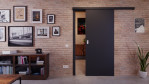 Front-Milieuansicht von der vor der Wand laufenden Schiebetür Anthrazit RAL 7016 Lack Basic - Huga