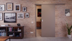 Front-Milieuansicht von der vor der Wand laufenden Schiebetür Taupe RAL 7048 Lack Basic - Huga