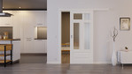 Front-Milieubild von der vor der Wand laufenden Piano 5 LA 2 Classic Weißlack Schiebetür - Huga