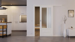 Front-Milieubild von der vor der Wand laufenden Piano 5 LA 3 Classic Weißlack Schiebetür - Huga