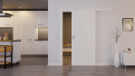 Front-Milieubild der vor der Wand laufenden Lacuna 6 Classic Weißlack Schiebetür - Huga