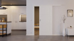 Front-Milieubild der vor der Wand laufenden LEBO Schiebetür Kopenhagen 32 Weißlack
