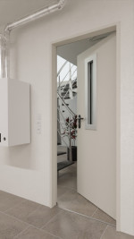 Detail-Milieuansicht von Außentür-Set Stahl mit Feuerschutzfunktion EI2 90-C5-SA 62-1 mit Rechteckverglasung Ausschnitt 1 inkl. Umfassungszarge - Teckentrup