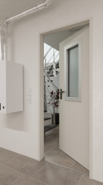 Detail-Milieuansicht von Außentür-Set Stahl mit Feuerschutzfunktion EI2 90-C5-SA 62-1 mit Rechteckverglasung Ausschnitt 2 inkl. Umfassungszarge - Teckentrup