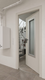 Detail-Milieuansicht von Außentür-Set Stahl mit Feuerschutzfunktion EI2 90-C5-SA 62-1 mit Rechteckverglasung Ausschnitt 3 inkl. Blockzarge - Teckentrup