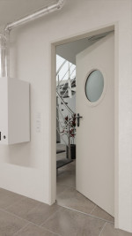 Detail-Milieuansicht von Außentür-Set Stahl mit Feuerschutzfunktion EI2 90-C5-SA 62-1 mit Rundverglasung inkl. Umfassungszarge - Teckentrup