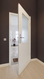 Front-Milieuansicht von GARANT Wohnungseingangstür Authentic Bianco CePaL mit Lichtausschnitt LA-6