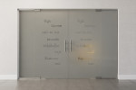 Frontbild von Cafe 2 Motiv klar 2-flg. Glaspendeltür mit zwei festen Seitenteilen DORMA Mundus BTS Variante 6 - Erkelenz