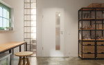 Front-Milieuansicht von GARANT Schallschutztür D354-60 Designer White Resopal mit Lichtausschnitt LA-4 schlossseitig