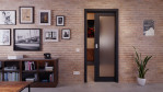 Front-Milieuansicht von der in der Wand laufenden Schiebetür Anthrazit RAL 7016 Lack LA 27 Basic - Huga