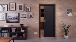 Front-Milieuansicht von der in der Wand laufenden Schiebetür Anthrazit RAL 7016 Lack Basic - Huga