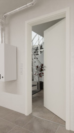 Detail-Milieuansicht von GARANT Wärmeschutztür U11026SD Kristallweiß GHK08