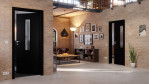 Main-Milieuansicht der in der Wand laufenden Schiebetür Schwarz RAL 9005 Lack LA-4 Basic - Huga